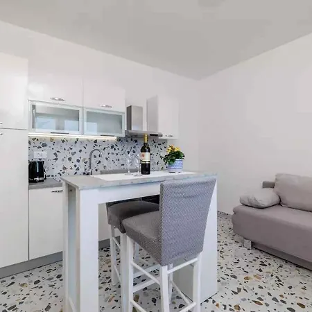 In 15435 Apartment Novi Vinodolski